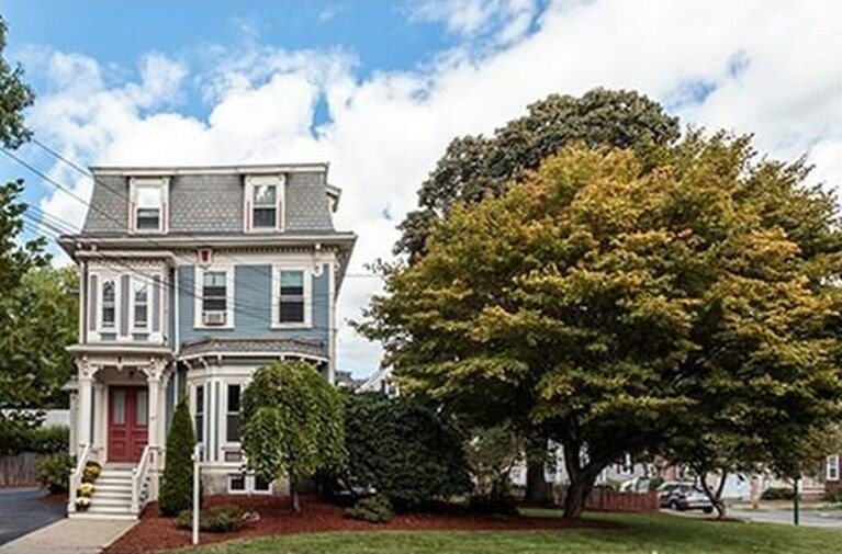 147 W Wyoming Ave, Unit 2 in Melrose, MA - Foto de edificio