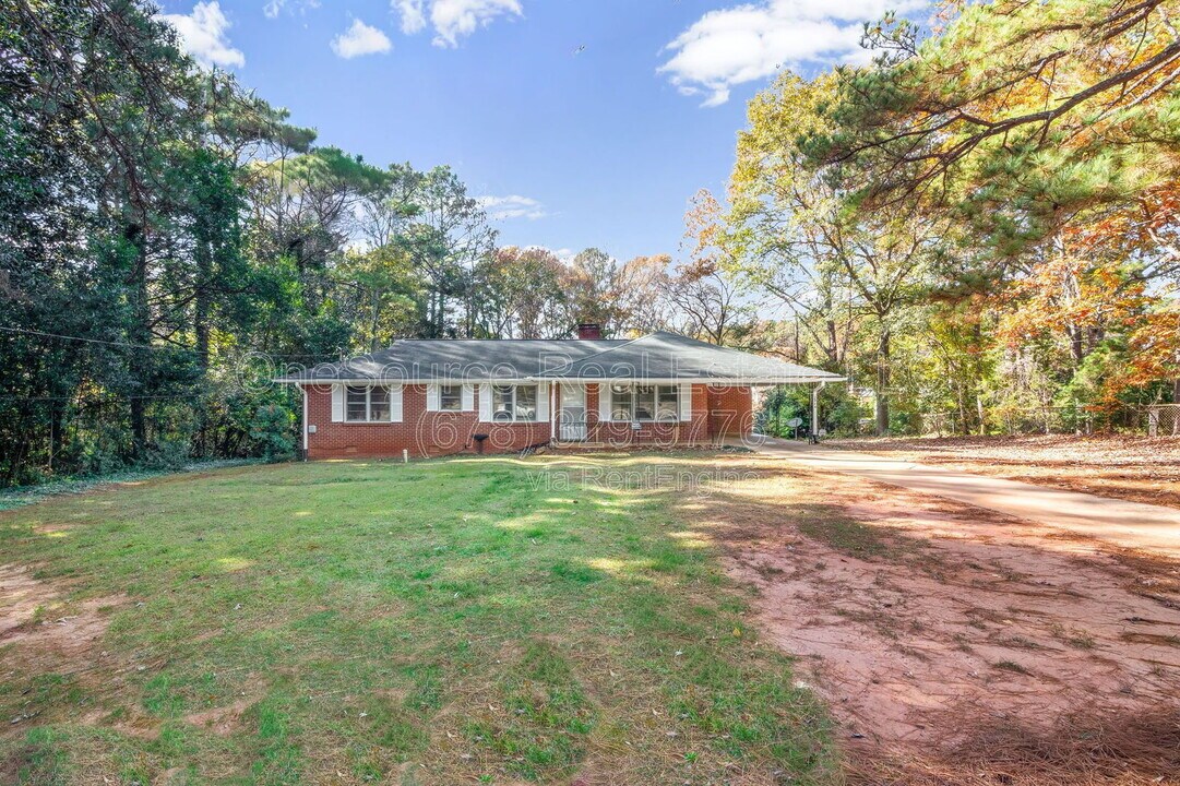 1024 Hambrick Rd in Stone Mountain, GA - Building Photo