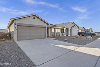 4961 Joe Castillo St in El Paso, TX - Foto de edificio - Building Photo