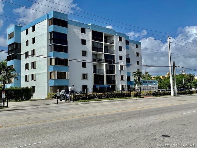 5033 NW 7th St, Unit #410 in Miami, FL - Foto de edificio - Building Photo