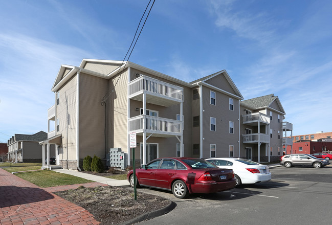 Liberty Station in Southington, CT - Foto de edificio - Building Photo