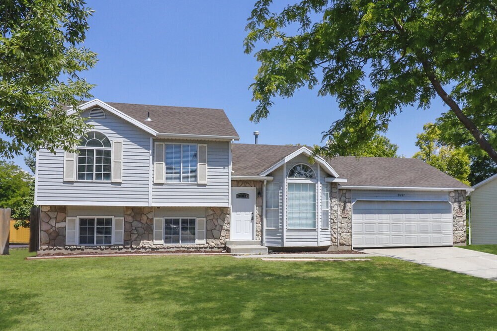 7697 Strawberry Loop in West Jordan, UT - Foto de edificio
