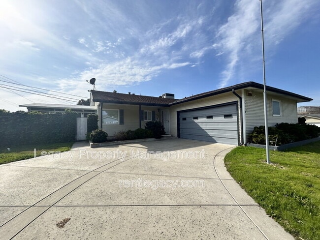 5200 Fernwood Way in Sacramento, CA - Building Photo - Building Photo