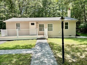 17 Eastbrook Ln in Newton, NJ - Building Photo - Building Photo