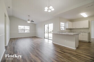 2416 Lackland Dr in Deltona, FL - Foto de edificio - Building Photo