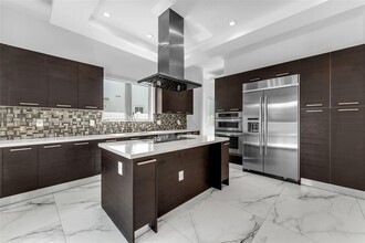 8221 NW 34th St in Doral, FL - Building Photo - Building Photo