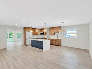 4870 Venetian Blvd NE in St. Petersburg, FL - Building Photo - Building Photo