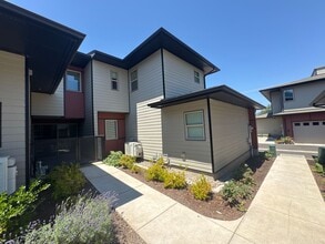 43 S Mountain Ave in Ashland, OR - Building Photo - Building Photo