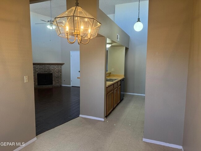 1531 Common Dr in El Paso, TX - Foto de edificio - Building Photo