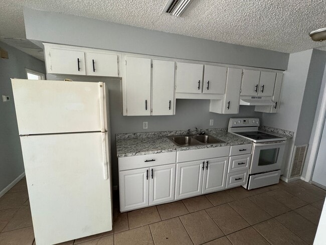 911 N Iowa Ave in Lakeland, FL - Foto de edificio - Building Photo