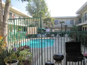 Valle Terrace Apartments in Van Nuys, CA - Building Photo - Building Photo