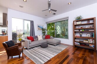 1513 S Orange Grove Ave in Los Angeles, CA - Foto de edificio - Building Photo