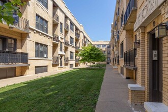 Maple Court in Chicago, IL - Building Photo - Building Photo