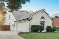 7744 Grassland Dr in Fort Worth, TX - Foto de edificio - Building Photo