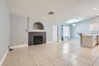 924 Clubview Dr in Henderson, NV - Building Photo - Building Photo