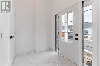 8 Santa Barbara Ln in Halton Hills, ON - Building Photo - Building Photo