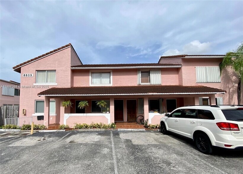 8039 Lake Dr, Unit 201 in Doral, FL - Building Photo