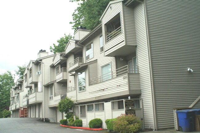 Newport On The Park in Bellevue, WA - Foto de edificio - Building Photo