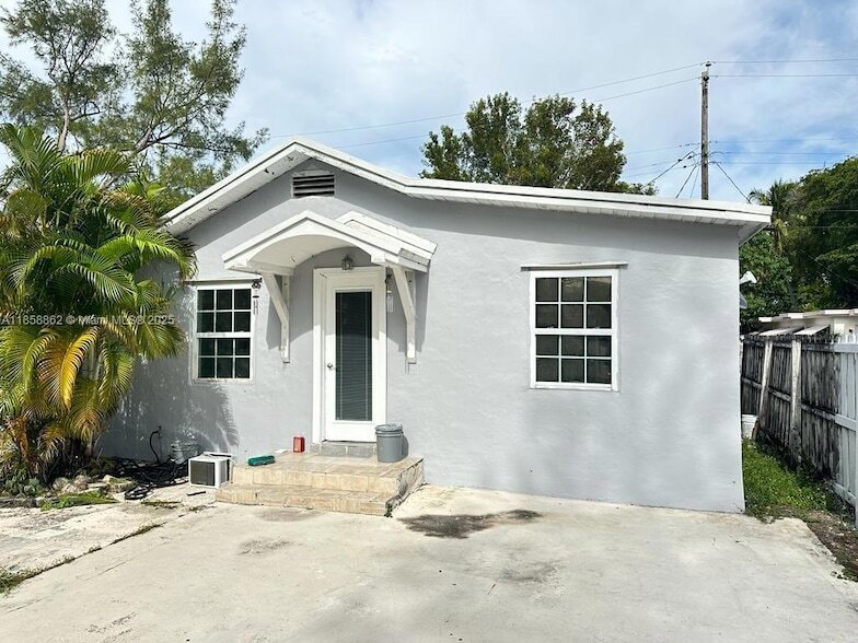 1721 McKinley St in Hollywood, FL - Building Photo