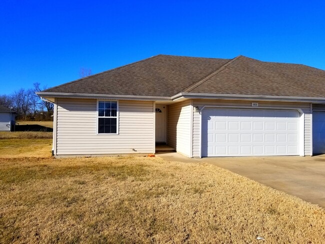 property at 813 N Pinewood Ave