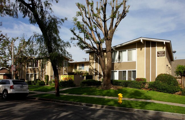 1111 W 9th St in Corona, CA - Foto de edificio - Building Photo