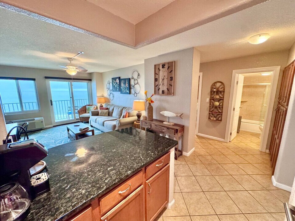 215 Atlantic Ave in Virginia Beach, VA - Building Photo