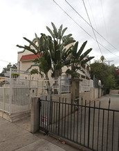 5739-5741 Benner St in Los Angeles, CA - Foto de edificio - Building Photo