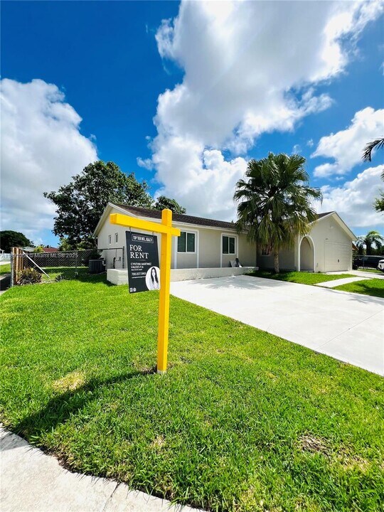 26205 SW 133rd Ct in Homestead, FL - Building Photo