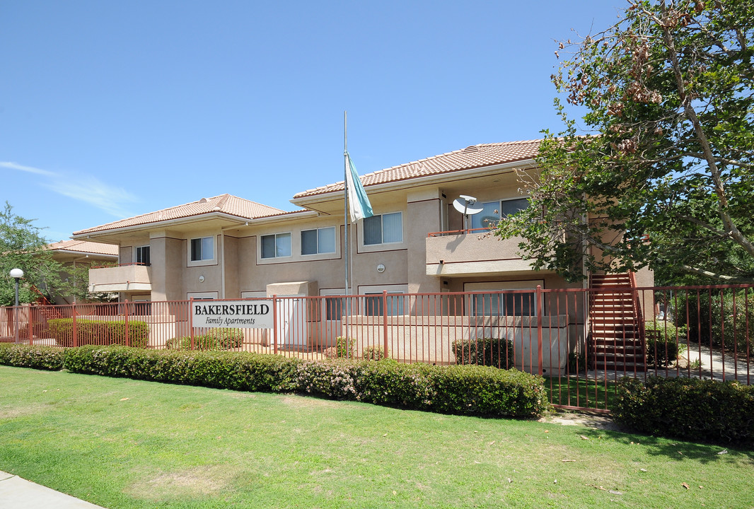 P Street Family Apartments in Bakersfield, CA - Building Photo