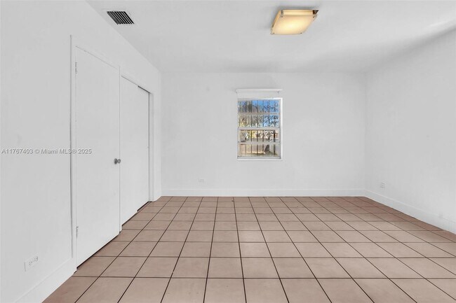 2835 SW 24th St in Miami, FL - Building Photo - Building Photo