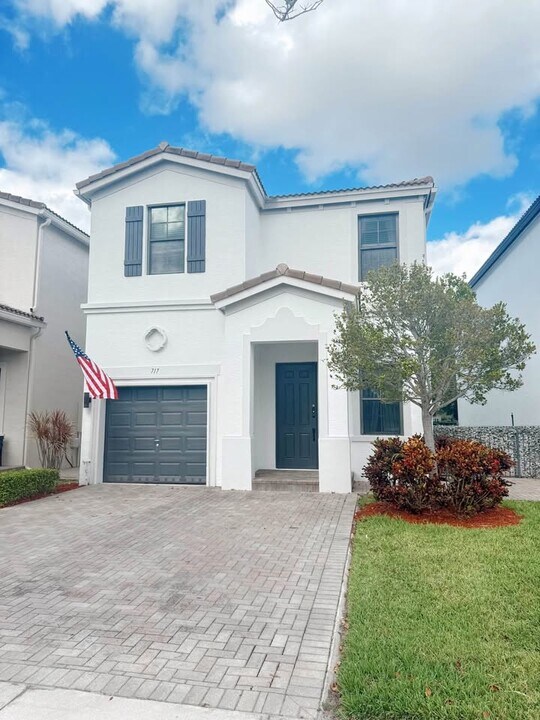 717 NE 191st St in Miami, FL - Building Photo