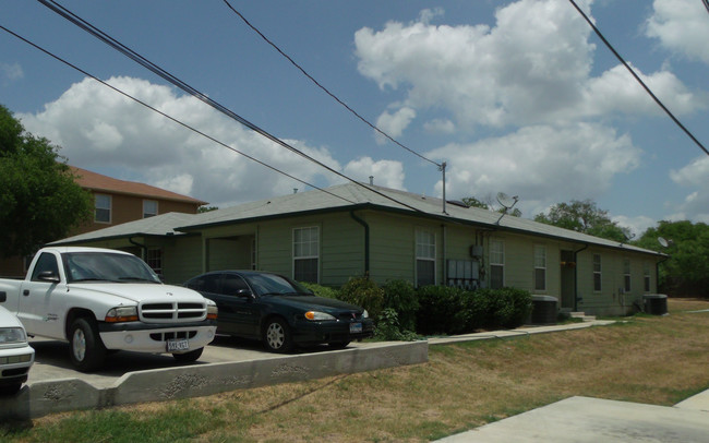 19992 Clayton St in Somerset, TX - Building Photo - Building Photo