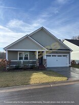 200 Leyland Cir in Hendersonville, NC - Building Photo