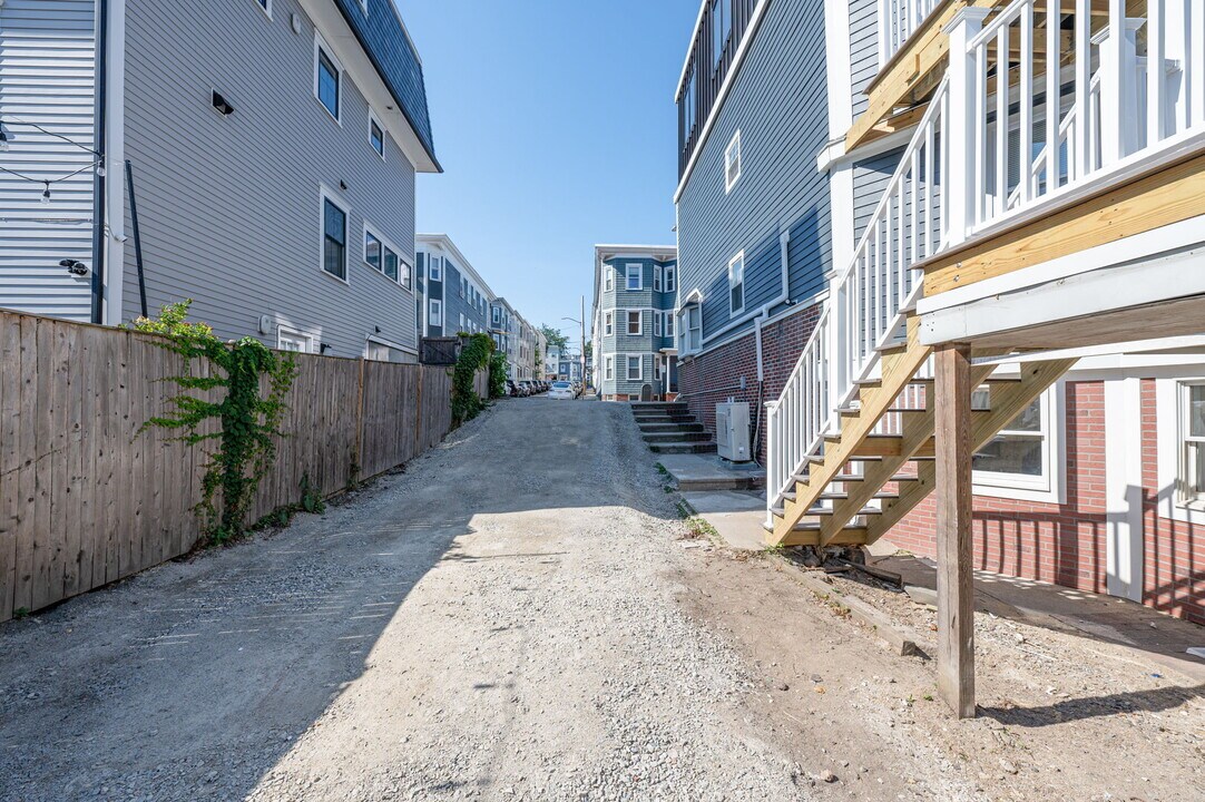 465 E 8th St, Unit 3 in Boston, MA - Building Photo
