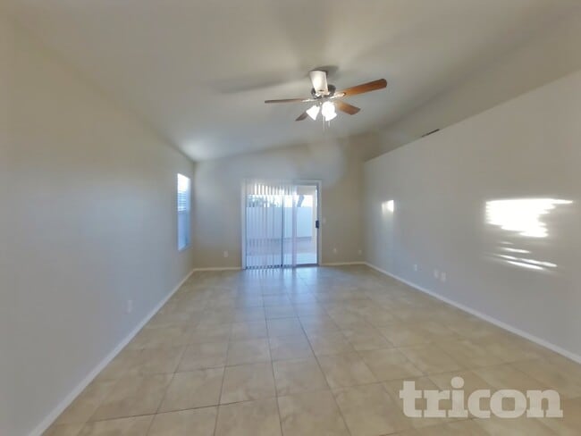 525 N Val Vista Dr in Mesa, AZ - Foto de edificio - Building Photo