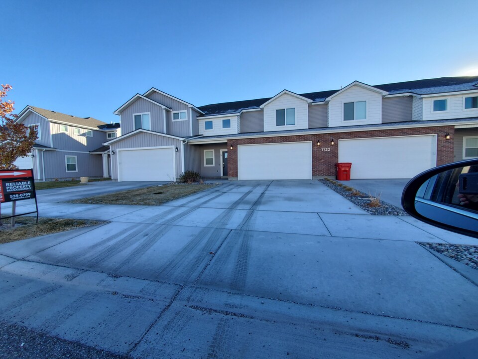 1122 Jaylee Dr, Unit 3 in Rigby, ID - Foto de edificio