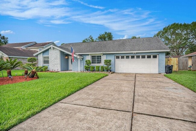 415 Cottonwood Dr in Friendswood, TX - Building Photo - Building Photo