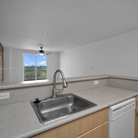 2400 SW 27th Ave, Unit 604 in Miami, FL - Building Photo - Building Photo