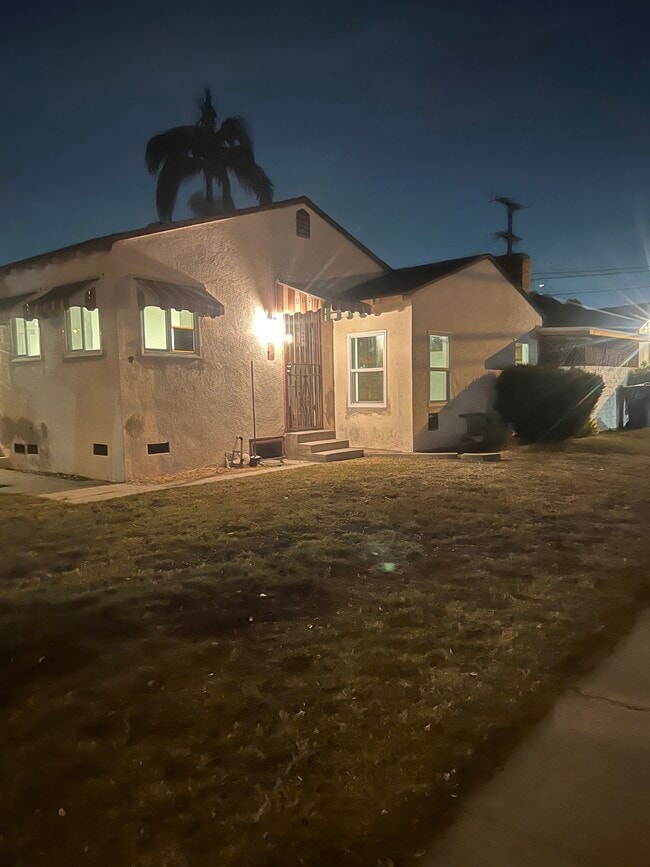 9642 Bryson Ave in South Gate, CA - Foto de edificio - Building Photo