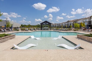 Silver Oaks Apartments in Gonzales, LA - Building Photo
