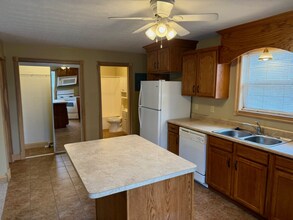 1616 Spring Valley Dr in Huntington, WV - Foto de edificio - Building Photo