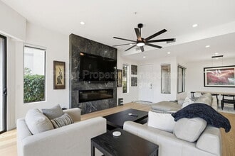 8989 N Gainey Center Dr in Scottsdale, AZ - Building Photo - Building Photo