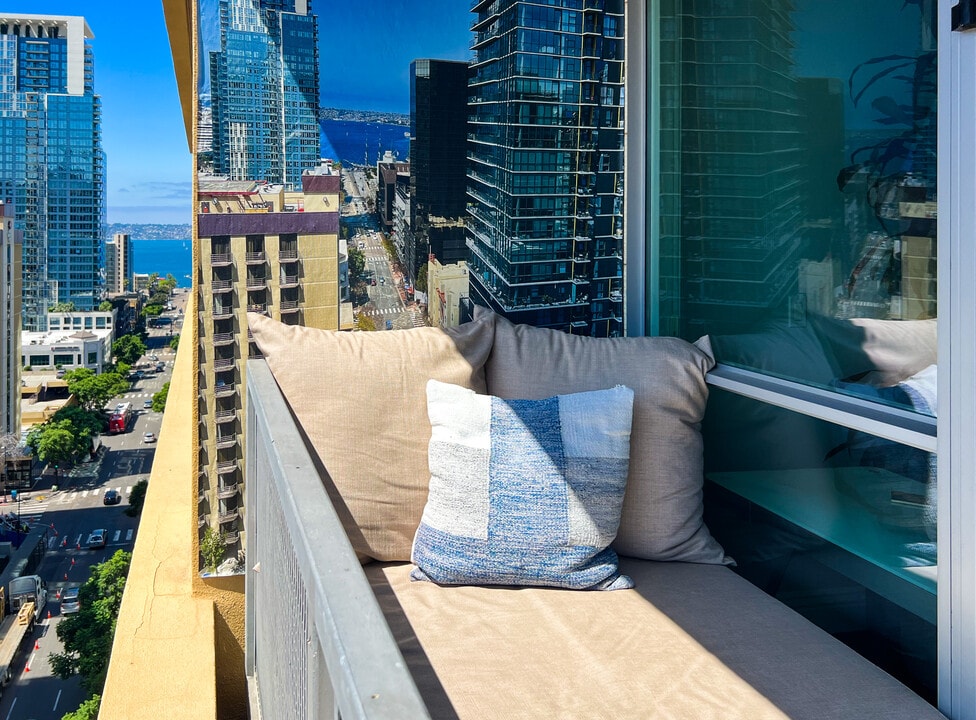 350 W Ash St, Unit 1009 in San Diego, CA - Building Photo