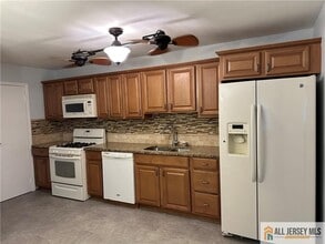 1037 Cricket Ln in Woodbridge, NJ - Building Photo - Building Photo