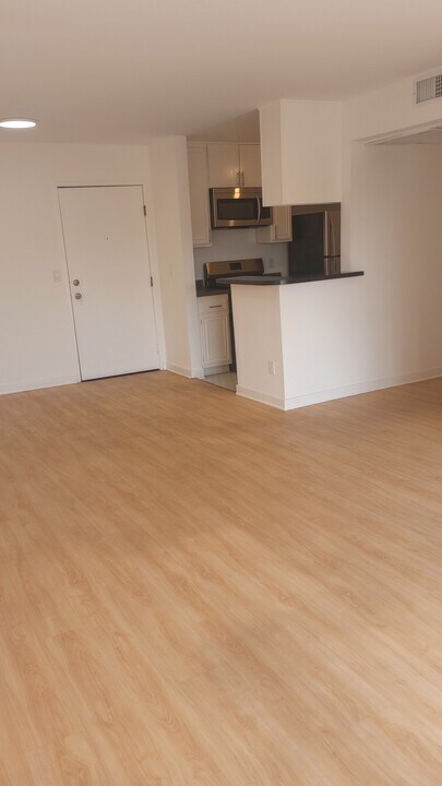 465 Oak Street Glendale, CA 91204 in Glendale, CA - Building Photo