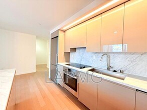 1050 S Grand Ave in Los Angeles, CA - Building Photo - Building Photo