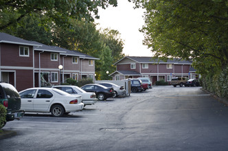 Villa West Apartments in McMinnville, OR - Building Photo - Building Photo