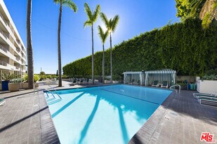 1131 Alta Loma Rd in West Hollywood, CA - Building Photo