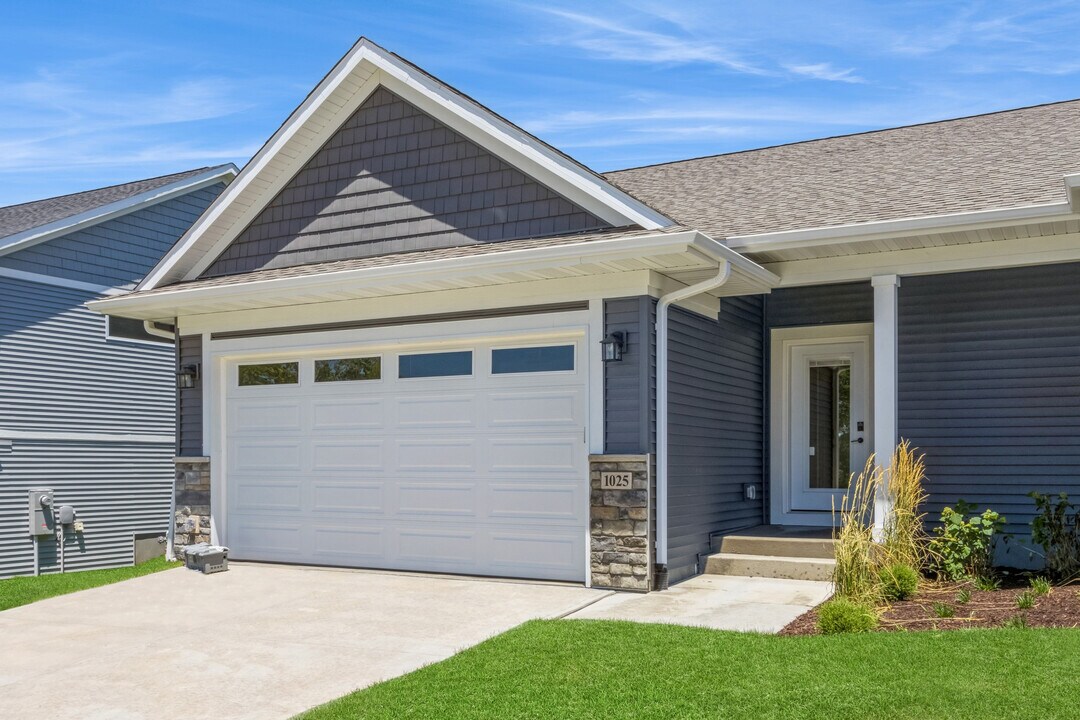 1025 Switchgrass Ln in Ely, IA - Building Photo