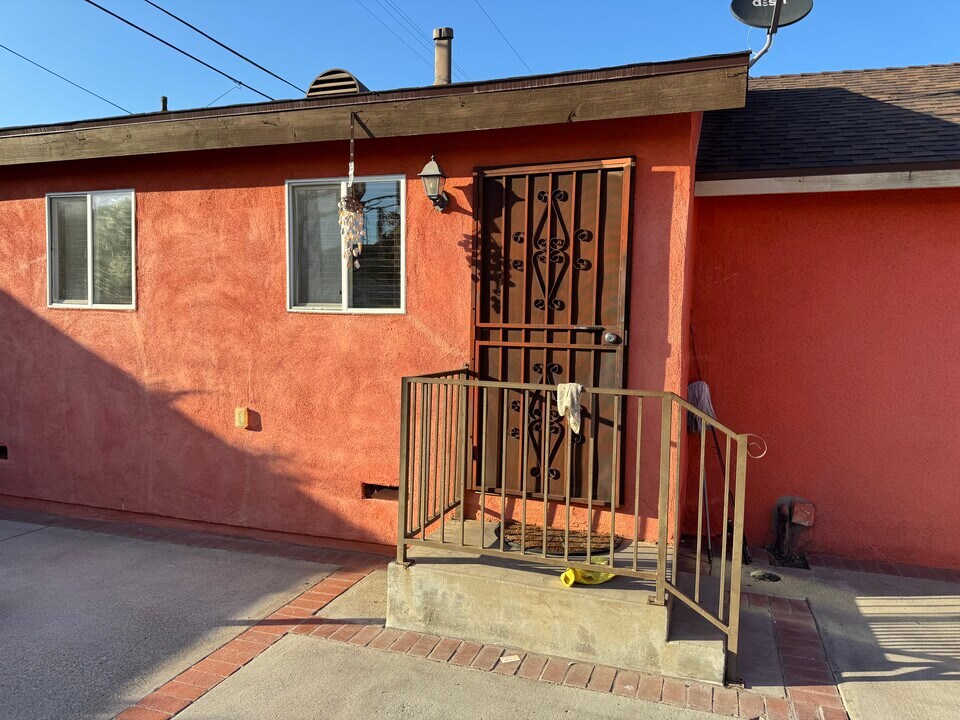 9603 Kauffman Ave, Unit Back Apartment in South Gate, CA - Building Photo